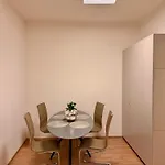 & Metro Vysocanska شقة *