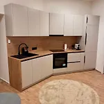 & Metro Vysocanska شقة *